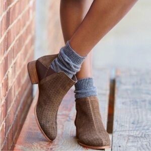 NWOB Vince Camuto Celena Perforated Suede Leather Ankle Bootie, Size 10